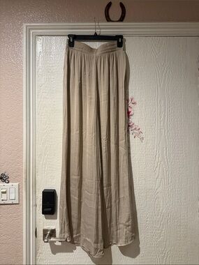 Please review all photos carefully before purchasing. There is a small hole near